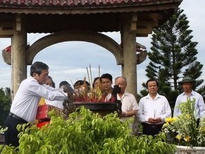 ສະແດງຄວາມຮູ້ບຸນຄຸນຕໍ່ບັນດານັກຮົບວິລະຊົນທີ່ໄດ້ເສຍສະຫຼະຊີວິດເພື່ອຊາດ